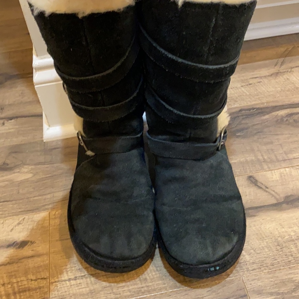 Ugg - Picture 2 of 8